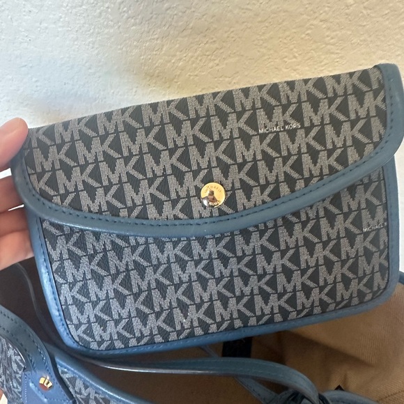Michael Kors Large Eva Signature Tote - Picture 7 of 11